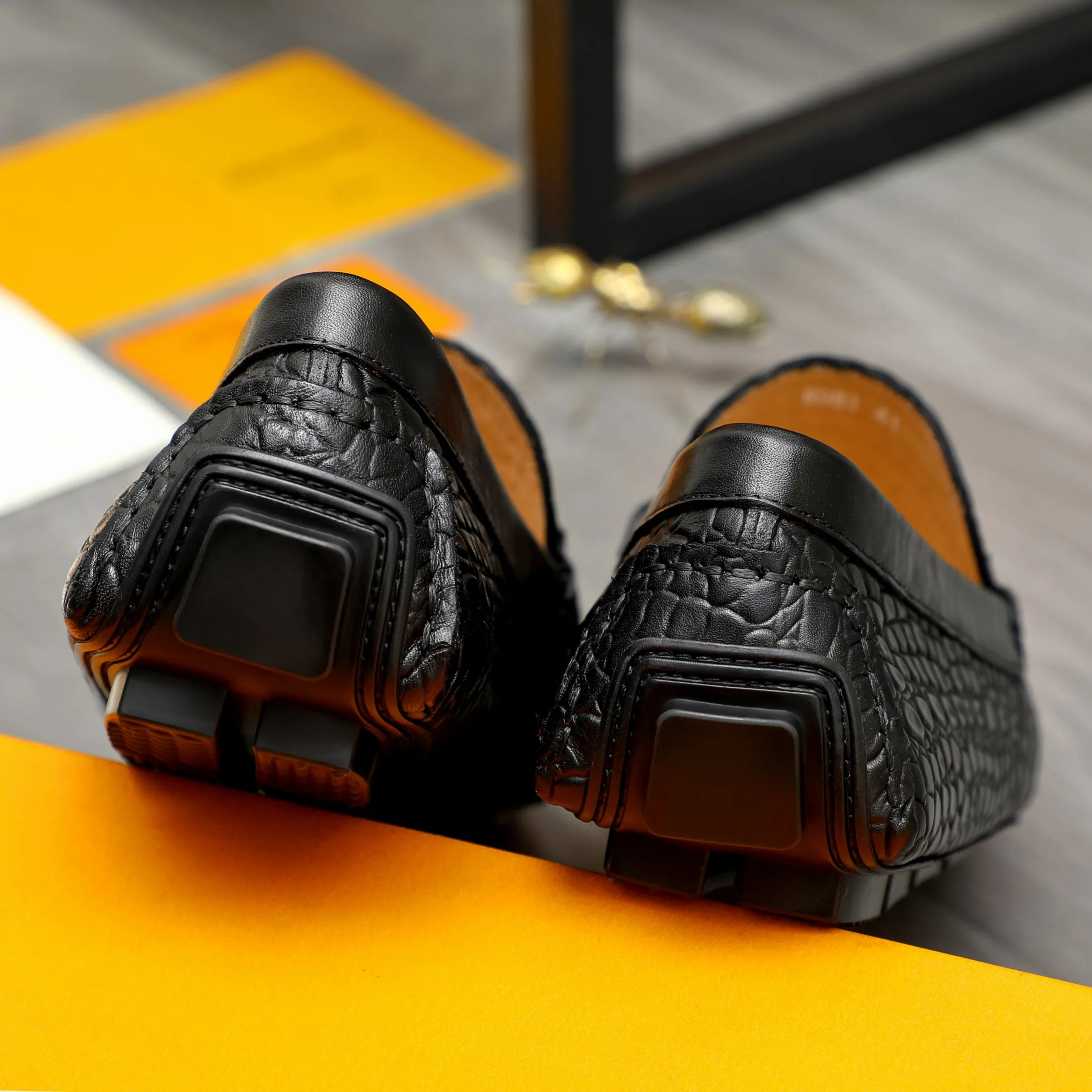 Men's shoes 💰380 Product trademark: LV "Louis Vuitton" casual slip-on shoes Regular size: 38-45 (45 is custom-made and non-returnable) Product materials: Selected stone pattern embossed cowhide upper, pigskin lining, rubber outsole